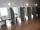 仕切りを備えた洗い場です。