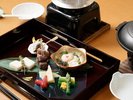 食事のスタートに八寸、季節の釜めし、陶板焼きをお出しいたします