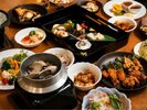 さまざまな料理を楽しめる夕食