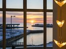 レストラン入口から見える夕暮れの景色
