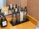 お部屋の洗面所にアメニティを備え付けております