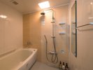 湯船と洗い場が分かれた客室のお風呂。全室高機能シャワー完備。