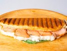 【秋】サーモンとほうれん草の、グラタン仕立てのパニーニ
