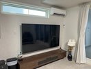 201号室 大型テレビを備えたリビング