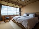 【和洋ツインルーム】畳とベッドを融合したモダンな作り。南国を感じさせる素材や調度品に彩られたお部屋