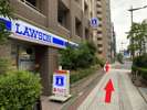 ■すぐ左手のローソンを目印に直進し、横断歩道に向かいます。