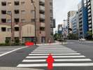 ■横断歩道を渡り終えたら左に曲がります。正面のみずほ銀行が目印です。