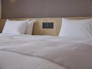 枕元のコンセントは、就寝時の充電やアラームのセッティングに便利です