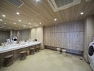 女性脱衣室にはドラム式洗濯乾燥機設置