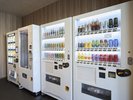 種類豊富な自販機コーナーで館内でお買い物(ソフトドリンク・アルコール・お菓子・カップ麺・冷凍食品)
