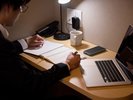 奥行のあるデスク、高さ調節可能なデスクチェアでお仕事も快適。Wi-Fi・有線、HDMIも完備