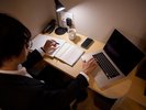 奥行のあるデスク、高さ調節可能なデスクチェアでお仕事も快適。Wi-Fi・有線、HDMIも完備