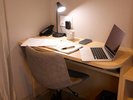 奥行のあるデスク、高さ調節可能なデスクチェアでお仕事も快適。Wi-Fi・有線、HDMIも完備