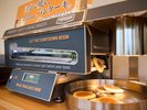 最新のパンケーキマシーンで焼きたてのパンケーキをお召し上がりください
