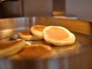最新のパンケーキマシーンで焼きたてのパンケーキをお召し上がりください