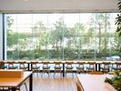 開放的なレストランで一日をスタート
