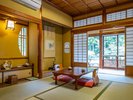 昔ながらの行者の間。川沿いにあり眺める景色が絶景。