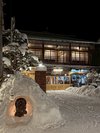 雪化粧の玄関。かまくらで迎える洞川温泉の雪景色