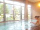 光と緑に包まれる湯浴み。四季折々の景色を独り占めする特等席
