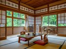 【角部屋】龍泉寺を望む和空間。二面の窓から山里の絶景を独り占め