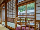 歴史ある温泉街を望む一室。縁側で行き交う人々を眺める、山里の風情を楽しむ