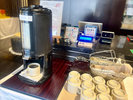 【朝食会場 ホットコーヒー ※受付手前】