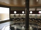 <浦島の湯>大きな窓から陽光が入ります。