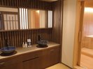 <和洋室「瑞雲」>洗面スペース。木をふんだんに使った広々スペース。