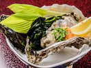 鮮度抜群の岩牡蠣。「海のミルク」と呼ばれるほどクリーミーでジューシーな味わいと、ぷりぷり食感が魅力。