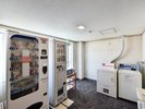 2階共用スペース*コイン式洗濯機と乾燥機を各1台、電子レンジや軽食、アルコールの自動販売機も完備。