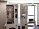 2階共用スペース*電子レンジや軽食、アルコールの自動販売機も完備