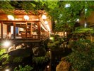 【菊乃間】創業当時からの歴史を刻む数寄屋造りの日本家屋。庭園を眺めながら過行く時間を愉しむ。