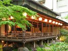 【菊乃間】創業当時からの歴史を刻む数寄屋造りの日本家屋。庭園を眺めながら過行く時間を愉しむ。