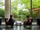 【つるラウンジ】館内で日本庭園を愉しみながらフリードリンク