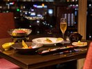 【夜景ダイニング】最上階で夜景を見ながら、オープンキッチンで仕上げるお料理がお楽しみ頂けます