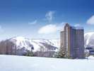 ホテル外観:冬は真っ白な雪に包まれるホテル。北海道の冬を肌で感じることができます