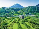 羊蹄山をバックにしたホテル全景(夏)