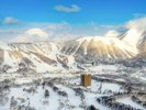 羊蹄山をバックにしたホテル全景(冬)