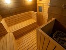 【ドライサウナ(男性)】温度は90℃、湿度は非常に低いため、短時間で汗をかくことができます
