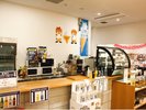カフェでドリンク・アルコールなどをご用意/営業時間7:00〜23:30