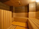 男性ドライサウナ/温度は90℃、湿度は非常に低いため、短時間で汗をかくことができます