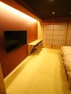 【和風ツインベッドルーム:畳敷き】PC作業などに便利なカウンターを備えています