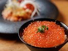 炊きたてごはんにたっぷりのいくらを掛けていくら丼に