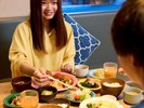 光の差し込む空のカフェや森の図書館でお召し上がりください