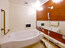 【最上階スイート和洋室】源泉かけ流しの温泉をゆっくり楽しめます。