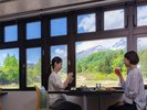 【食事をさらにおいしくする景色】窓の外の景色に自然と目が向きます。