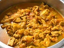 本場ネパールの家庭の味を再現。スパイス香る本格チキンカレーは、一度食べたら忘れられない旅の思い出。