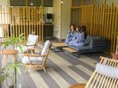 窓の外に広がる妙高の絶景。宿泊者専用ラウンジで、フリードリンクを手に優雅なひとときを。