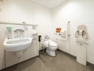 共用トイレはバリアフリー仕様です