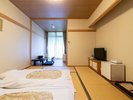 【和室】檜の内湯◆※お客様の御入室後の安全上の為、事前にお布団を敷かせていただいております。
